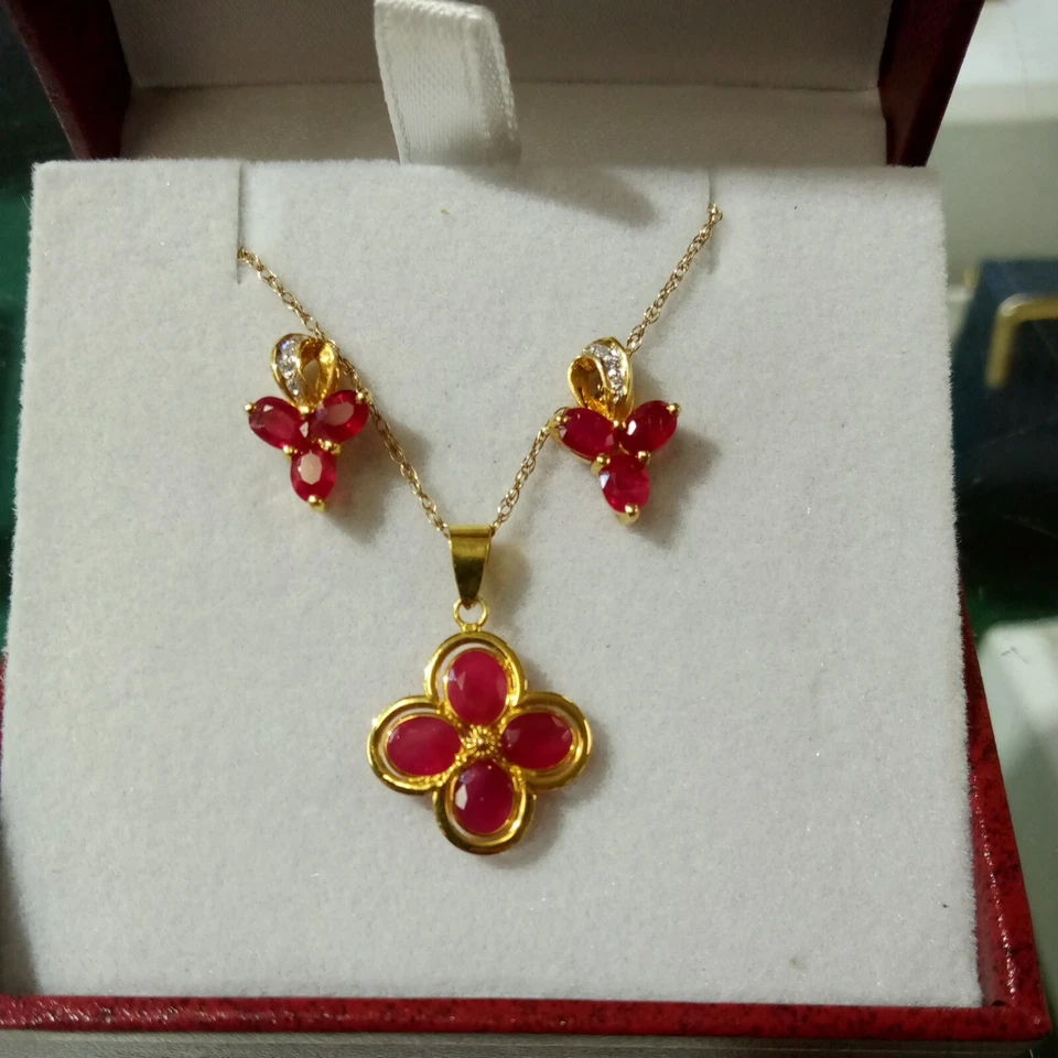 Colgante de rubí puro de oro de 18k con aretes de diamantes y rubí puro Foto 2 de 2