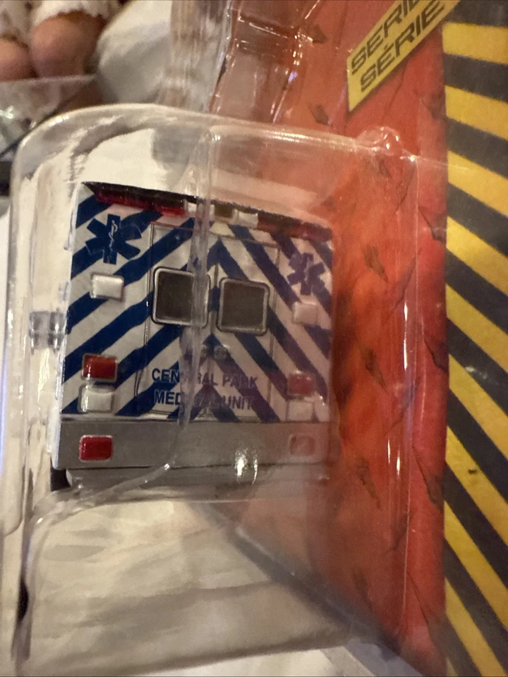 Greenlight 1:64 International Durastar New York City Central Park Med Ambulance - Image 2 of 4