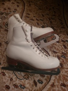 Riedell Girls Figure Skates Size 4 Medium White Leather Single Star MK Blades