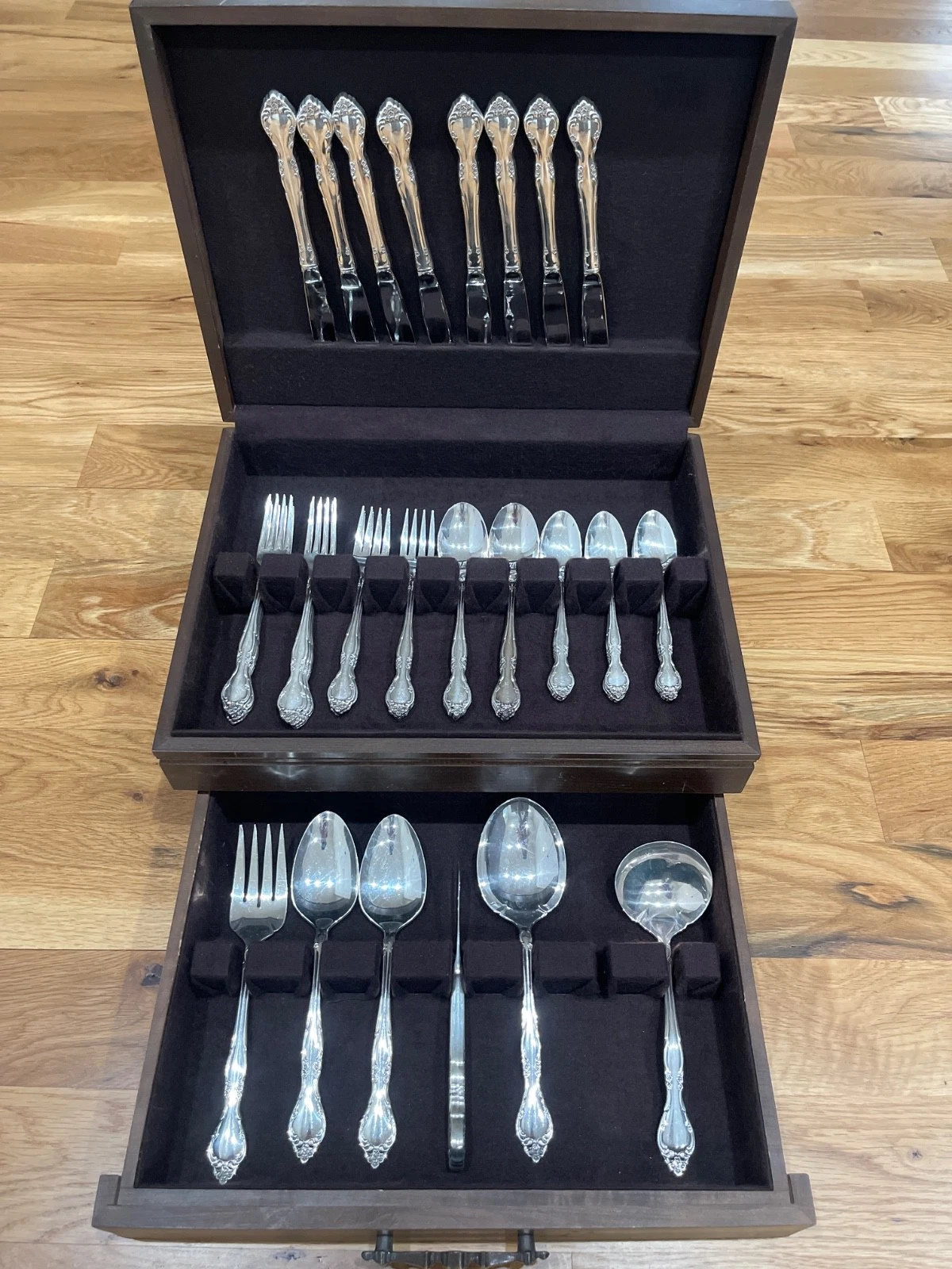 Oneida Community Silverplate Flatware Set, "Affection" Pattern Set 51 pcs
Opens in a new window or t