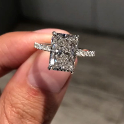 2,18 kt strahlender Moissanit versteckter Halo Verlobungsring in 14 K Weißgold plattiert