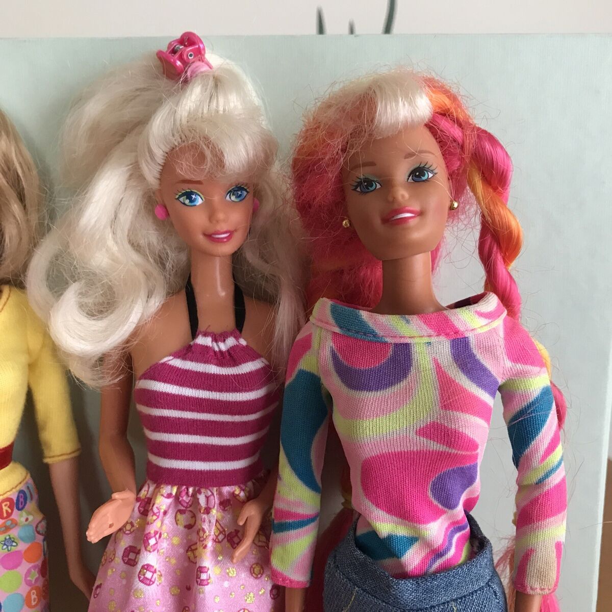 Mattel Barbie lot of Four (4). Vintage. With Outfits. 1998 Mattel Barbie lot of Four (4). Vintage. With Outfits. 1998