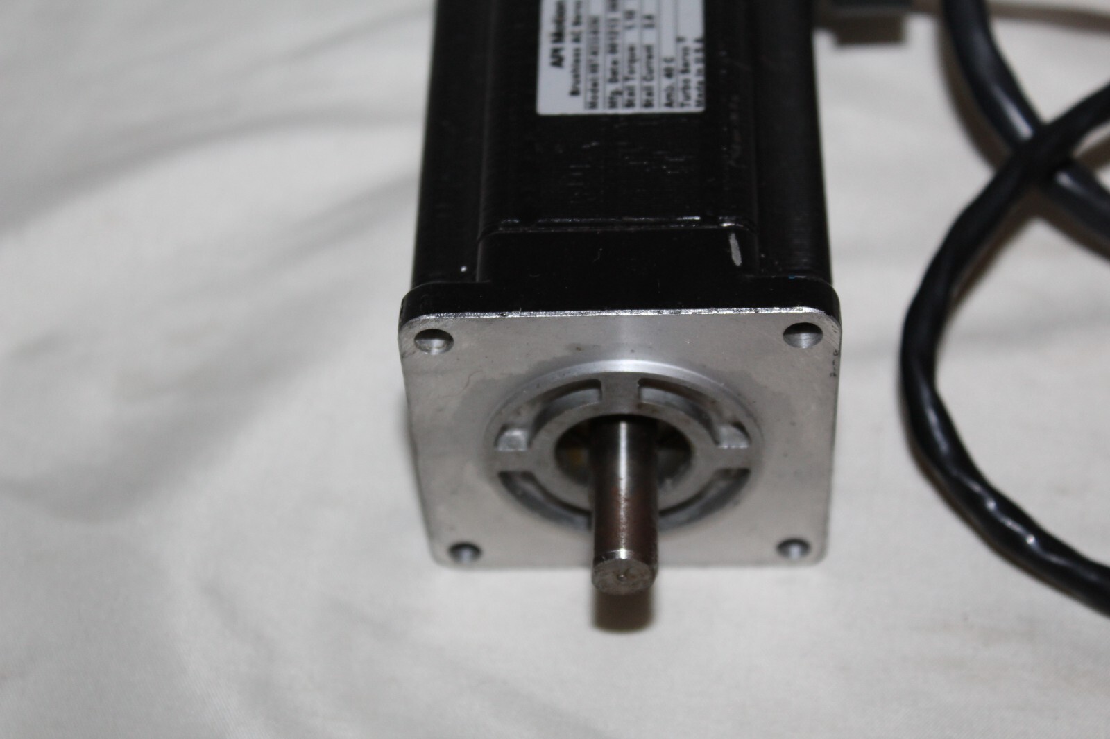 API Motion Servo Motor MBT-N232-BCNC cables in connectors and Encoder