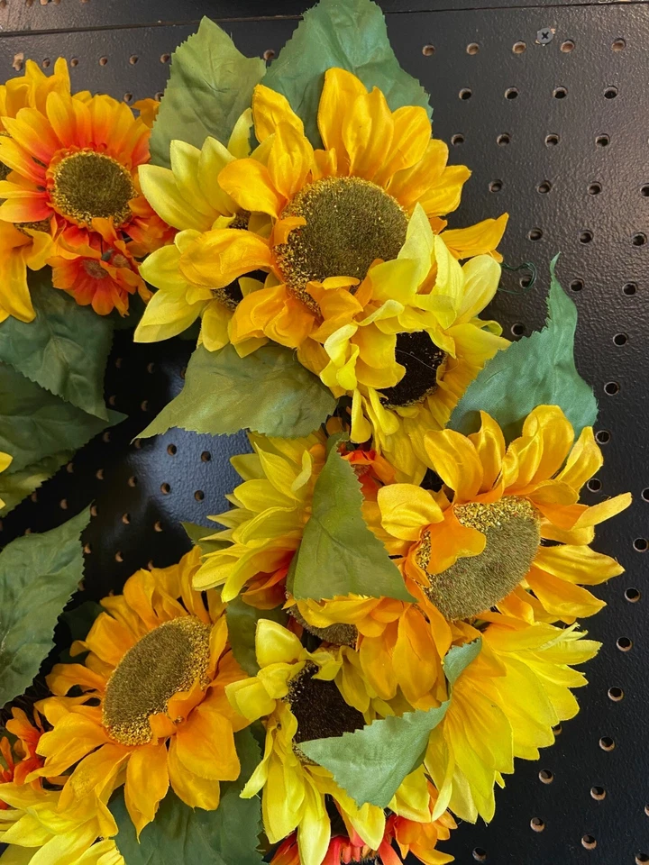 HANDMADE SUNFLOWER WREATH  AROUND 13 TO 14 INCHES - Image 2 of 4
