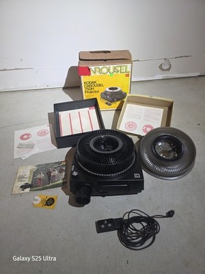 Kodak Carousel 750H Projector in Box  w/ remote and 2 trays- For Repair or parts