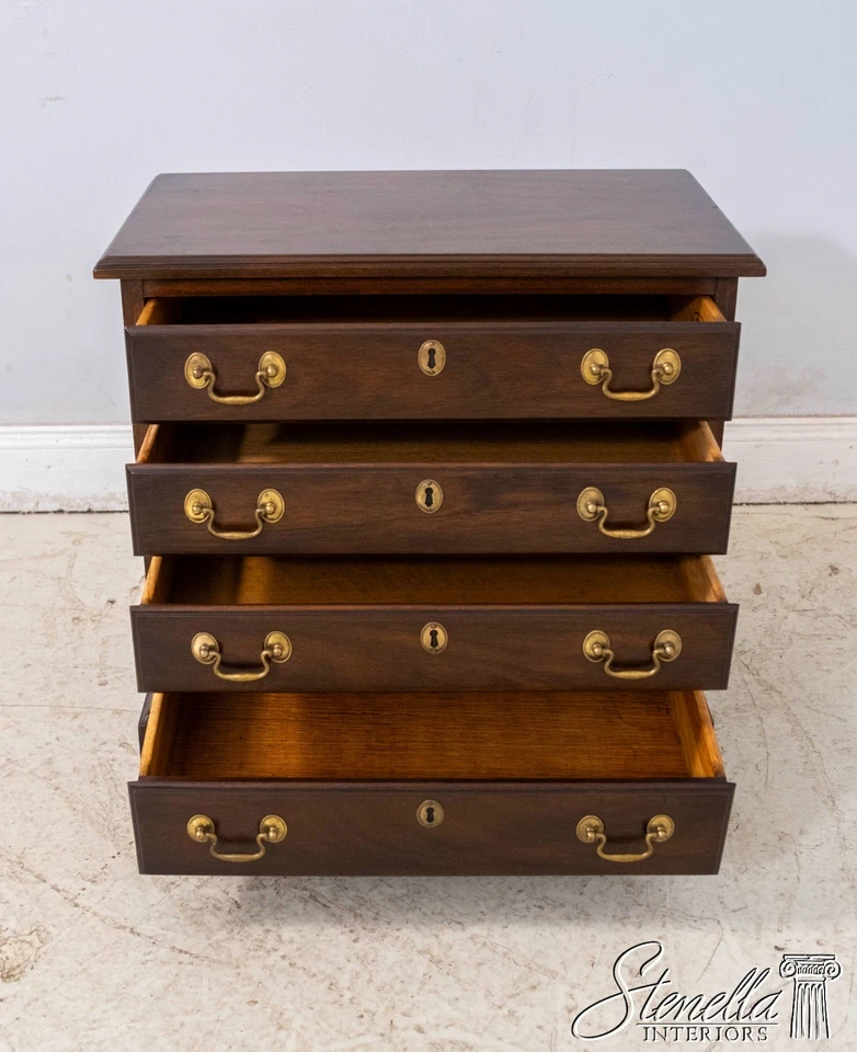 70371: Mesita de noche HENKEL HARRIS Caoba VA Galerías 4 cajones junto a la silla Foto 3 de 4