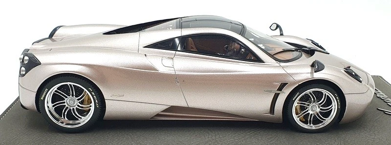BBR 1/18 Scale Resin P1832B - Pagani Huayra 2010 Geneve - Metallic Champagne - Image 4 of 4