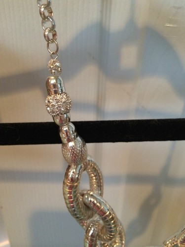 COLLAR GRUESO PLATEADO PARA MUJER CACHE NUEVO - Imagen 2 de 3