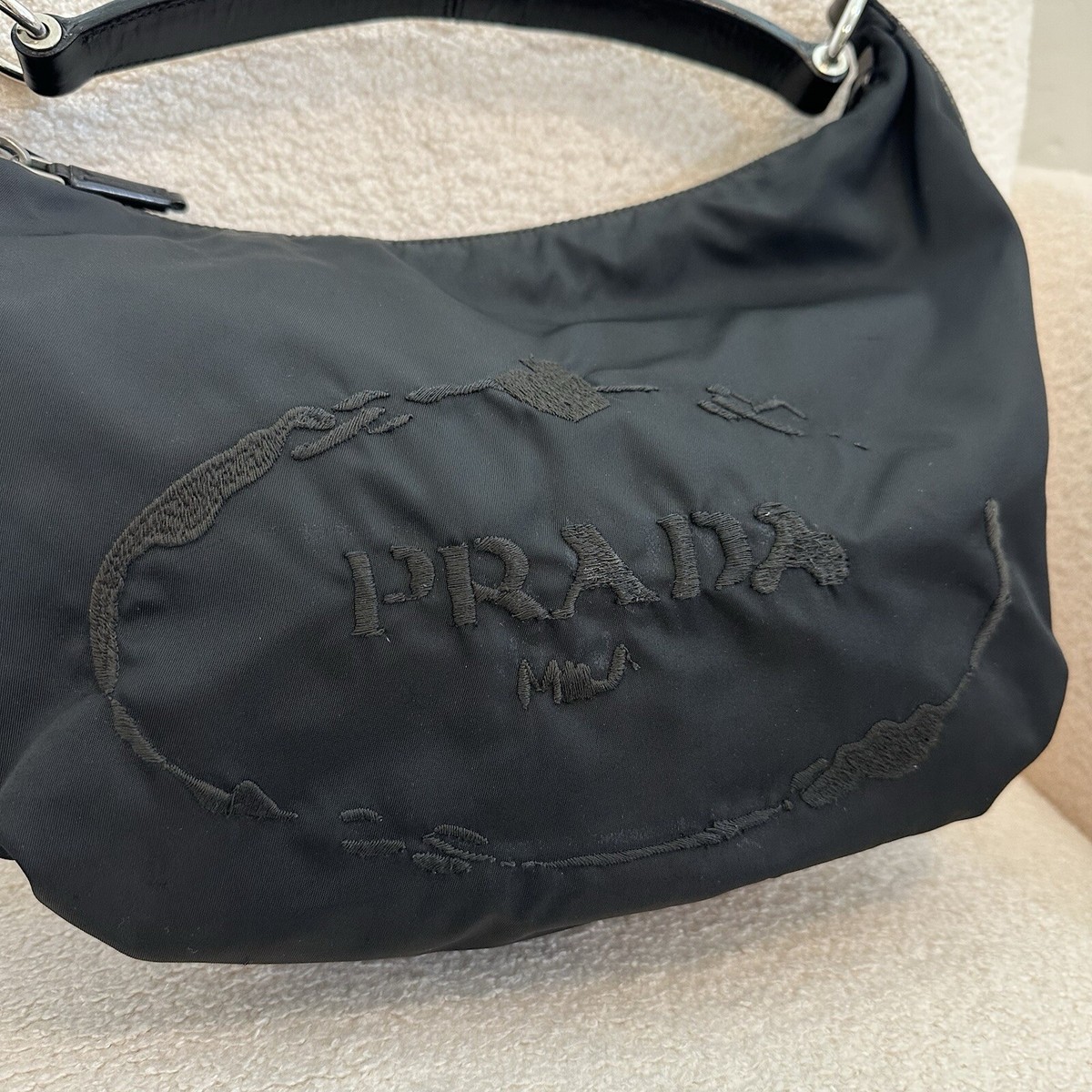 美品【PRADA】グレー HOBO ロゴ ナイロン ショルダーバッグ PRADA Logo Embroidered Tessuto Nylon Hobo Shoulder Bag | eBay