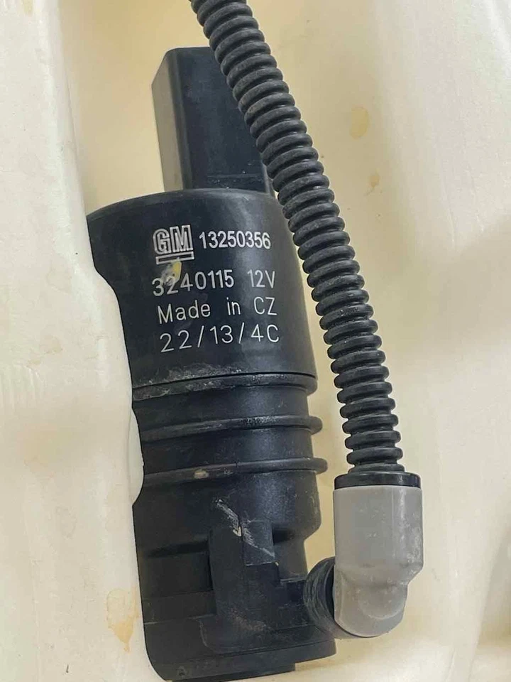 Depósito de botella de lavadora con bomba 3240115 para Chevrolet Impala 2014-2020 3,6 L Foto 4 de 4