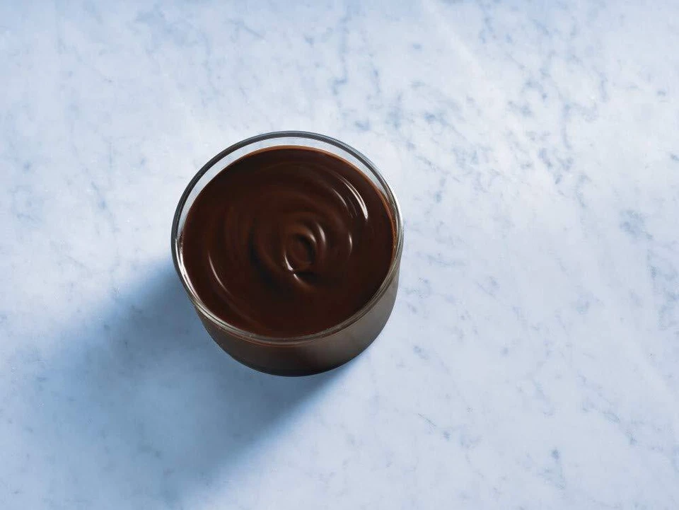 Salsa de chocolate Ghirardelli 87,3 onzas suave como la seda para postres de café Foto 2 de 4