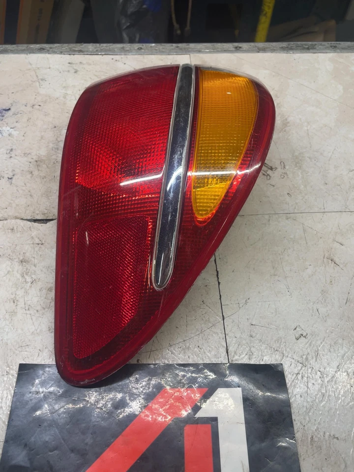 2000-2002 SATURN L SERIES  LEFT DRIVERS SIDE TAILLAMP QUARTER PANEL MOUNTED OEM Foto 2 de 4