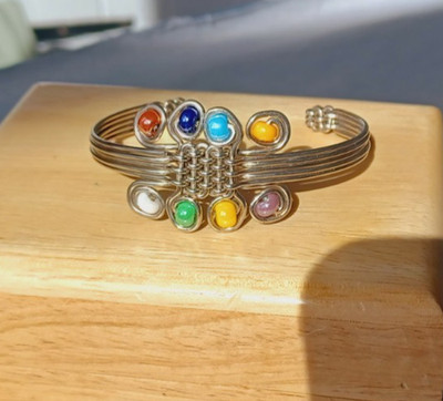 Gewebtes Draht umwickeltes Armreif Armband mit bunten Perlen Böhmischer Schmuck
