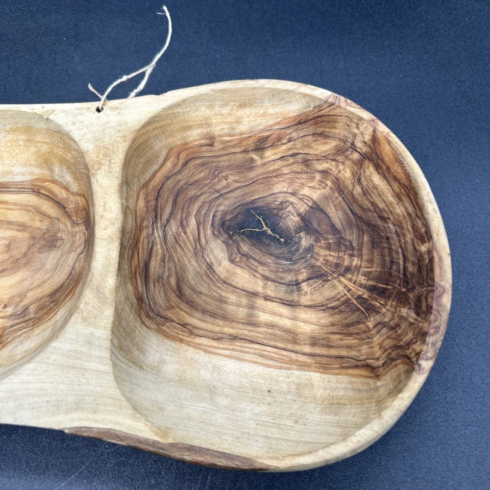 Cuenco doble vintage de madera de olivo. Hecho a mano, auténtico 10 1/2” x 6” x 1 1/4 Foto 3 de 4