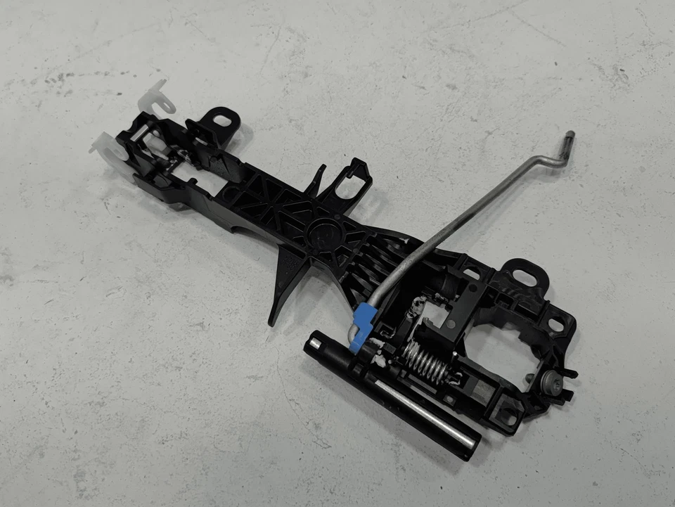 SOPORTE BASE MANIJA EXTERIOR PUERTA LADO CONDUCTOR DELANTERO TOYOTA CAMRY 2018-2025 OEM Foto 4 de 4