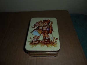 VTG GIFTCO HUMMEL GIRL KISSING BOY ON CHEEK EMPTY STORAGE TIN W/ LID HONG KONG
