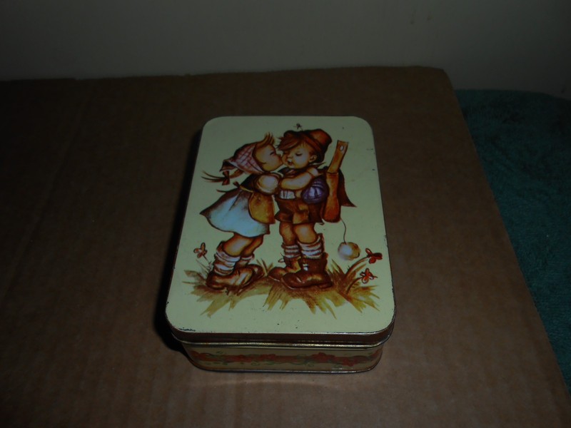 VTG GIFTCO HUMMEL GIRL KISSING BOY ON CHEEK EMPTY STORAGE TIN W/ LID HONG KONG