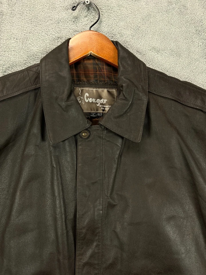 Chaqueta de bombardero Cougar para hombre alta vintage de cuero marrón aislada chaqueta XLT para hombre Foto 2 de 4