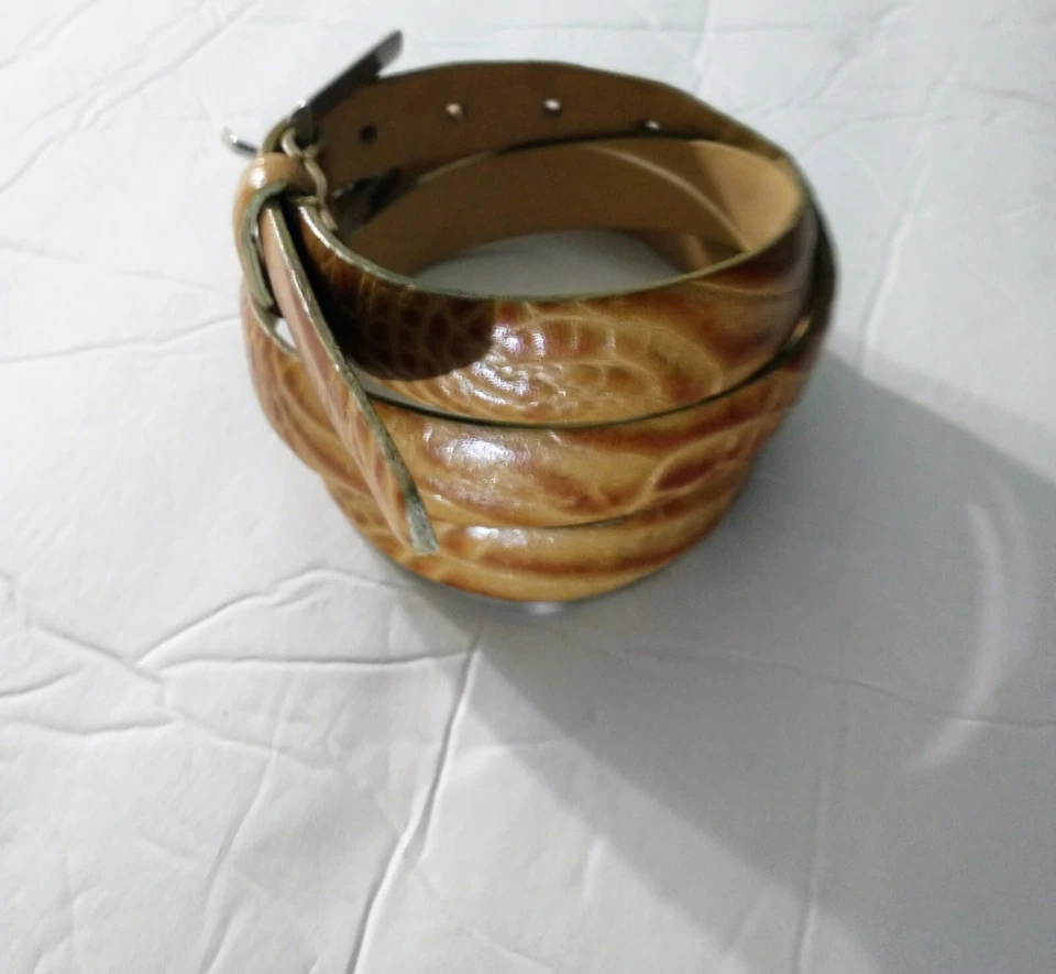 Cinturón ajustado sintético para mujer con relieve de reptil tostado y marrón. Talla: M Foto 3 de 4