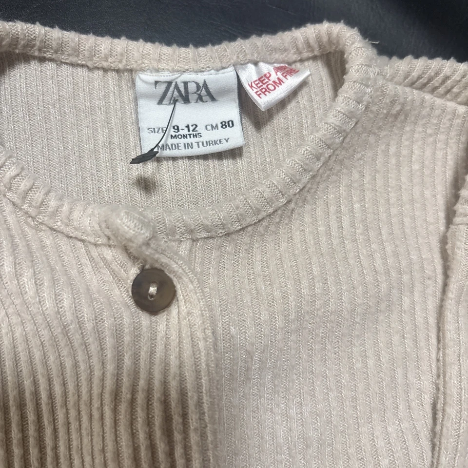 Conjunto de malha bege claro Zara (9 a 12 meses) - Imagem 2 de 2