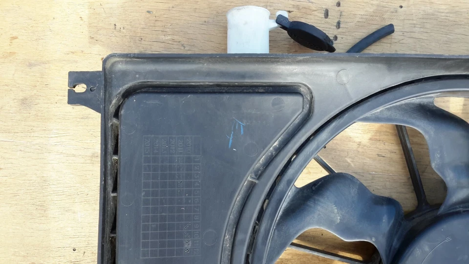 2011-2013 Hyundai Elantra Radiator Cooling Fan W/ Reservoir Assembly OEM Foto 3 de 4