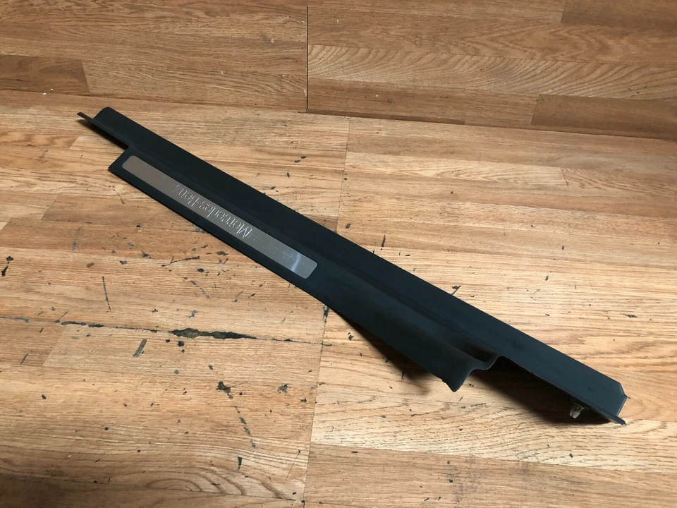 MERCEDES BENZ OEM W203 C280 PUERTA LATERAL DEL PASAJERO DELANTERO PUERTA PASO PLACA CUBIERTA Foto 2 de 4