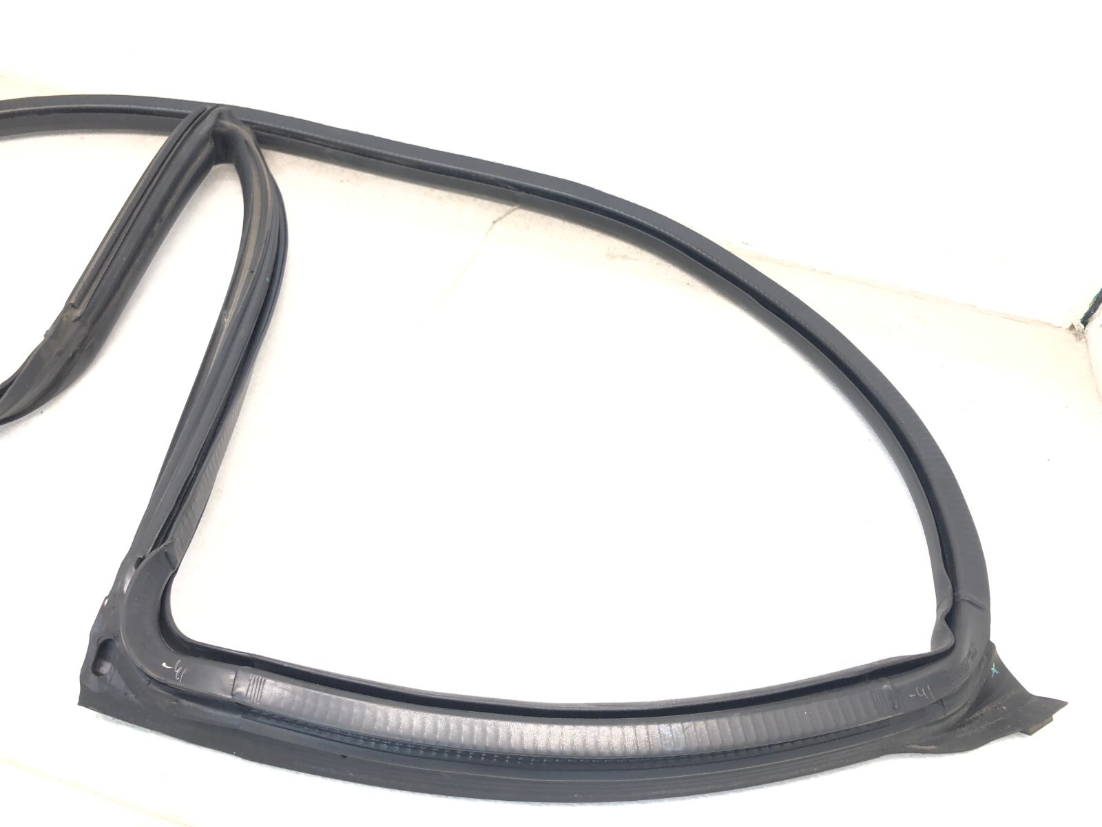 2017-2022 MASERATI LEVANTE RIGHT PASSENGER REAR DOOR WEATHERSTRIP SEAL OEM