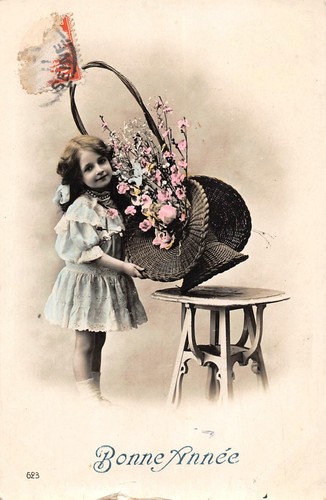 Ancienne Carte Postale CPA – Petite Fille Au Panier De Fleur, Paris (vers 1900)