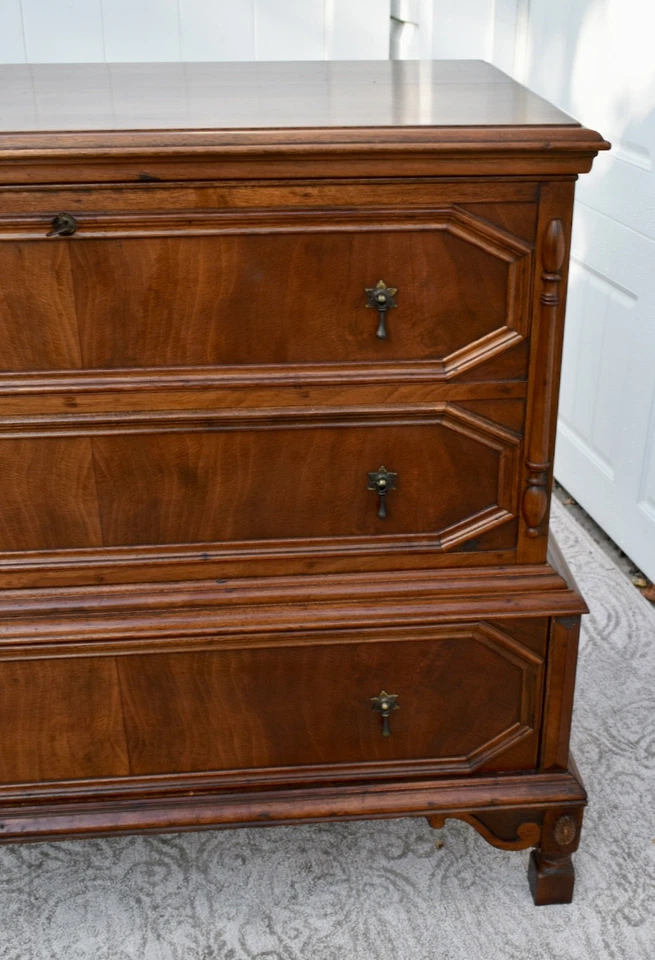 Baúl alto vintage único de nogal estilo jacobino forrado de cedro con cajón Foto 4 de 4