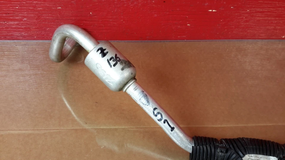 2010-2012 Lincoln MKT AC Refrigerant Suction Hose OEM 3.7L - Imagem 3 de 3