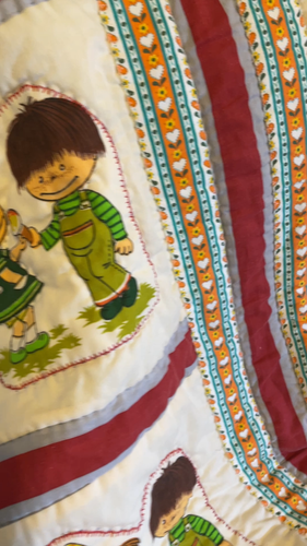 Trapunta culla asilo vintage cucita a mano 33"x37" ~ anni 70 ragazzo ragazza condivisione gelato - Video 1 di 1