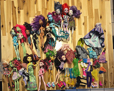 Monster High 16 Collection Lot with Clothes Accessories Working RC Remote-riding