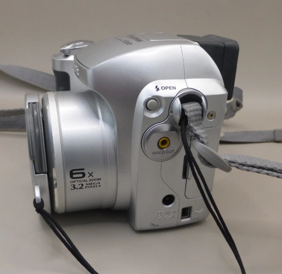 Fujifilm FinePix S3000 3.2MP Digital Camera - 6x optical zoom - Image 3 of 4