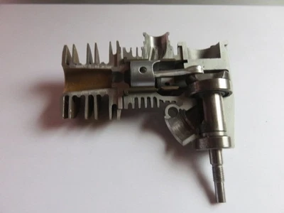 Moteur modélisme en coupe didactique pour enseignement - Photo 1/4