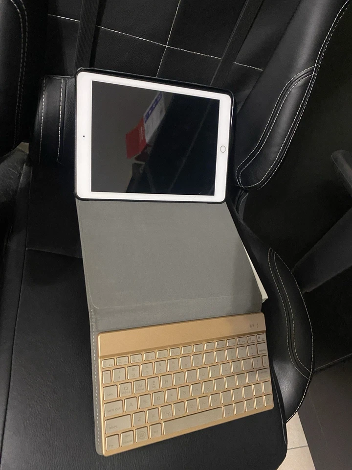 Apple iPad (6th generation) · 128GB · Cellular, foto 3 di 5