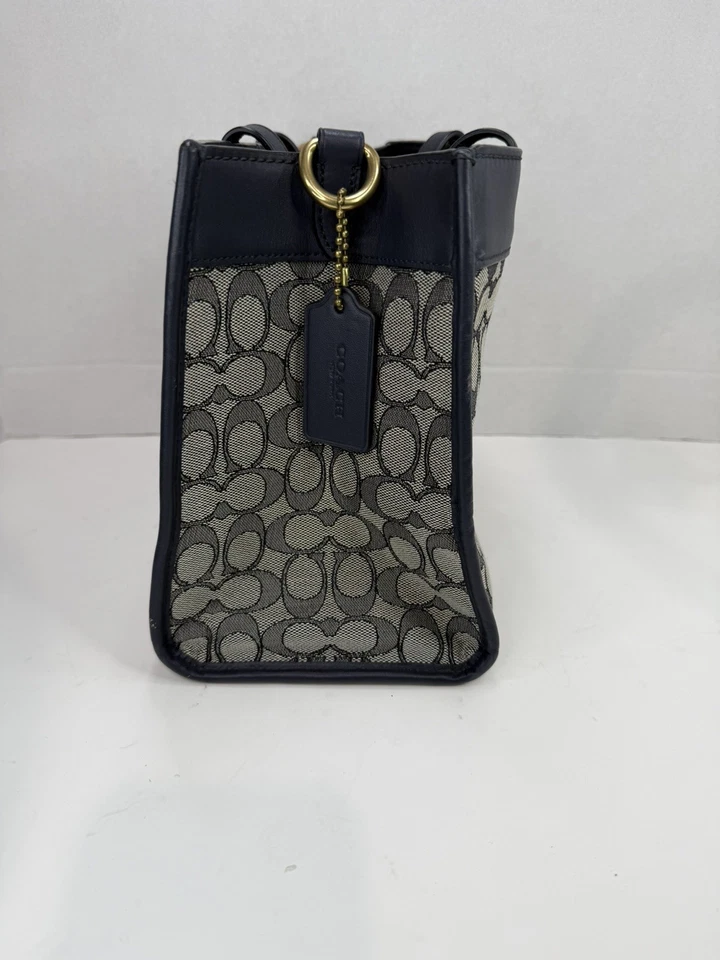 Usado en Excelente Condición Bolso de Mano Coach Field 30 Signature Estampado Jacquard Azul Marino Mediano C3282 Foto 2 de 4