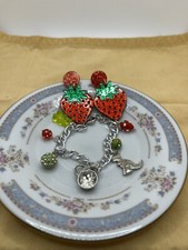 Divertida pulsera con dije de fresa con pendientes brillantes - Lindo conjunto de joyas modificadas