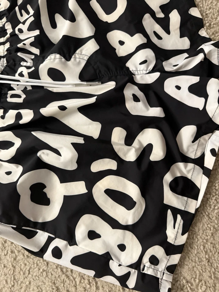Pantalones cortos de natación Dsquared2 para hombre con estampado de logotipo, negro/blanco, talla 48 Foto 2 de 4