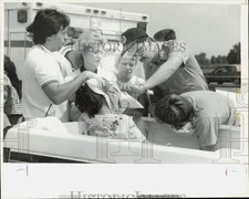 1988 Press Photo Rescuers give first aid to victims on Springhill Road