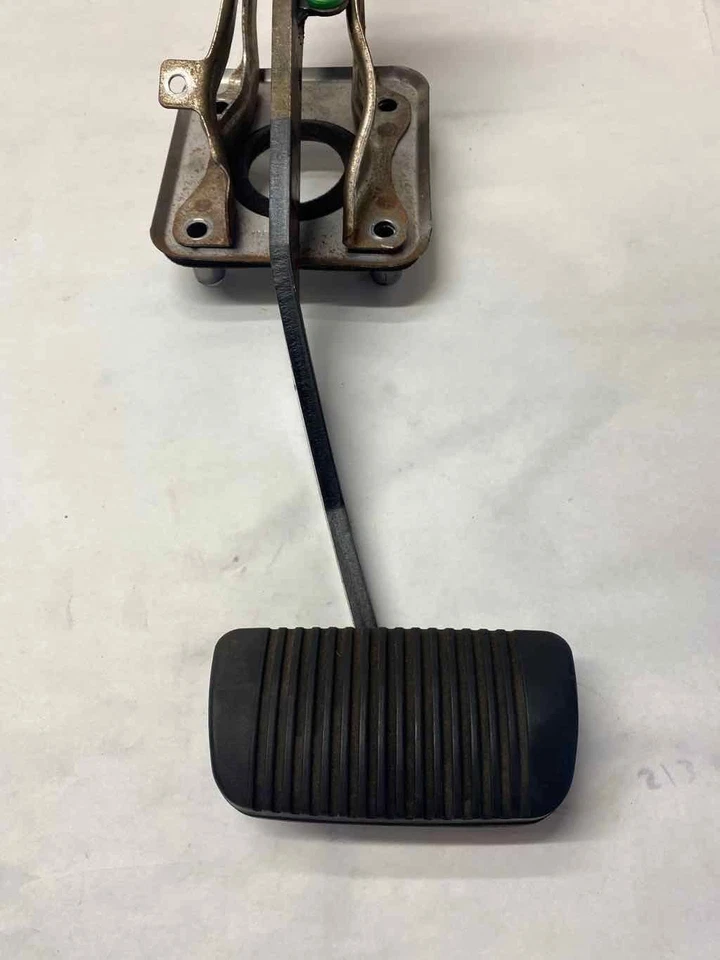 Toyota Camry 2000 conjunto de pedal de freno delantero 2,2 L 4 cilindros A/T sedán G Foto 3 de 4