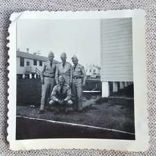 ORIGINAL WWII ERA PHOTOGRAPH GROUP OF ARMY SOLDIERS POSING BY BARRACKS BUILDING