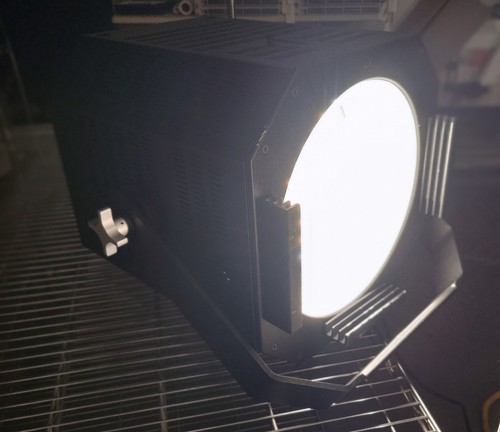 Aadyntech Cinema Punch Plus 2500w HMI 5600K CCT DMX Control w/ Case & Power - Picture 4 of 9