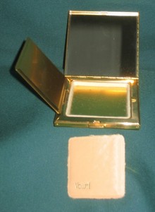 NOS NEVER USED VTG VOLUPTE' COMPACT GOLDTONE 57 5703 WITH BAG & BOX