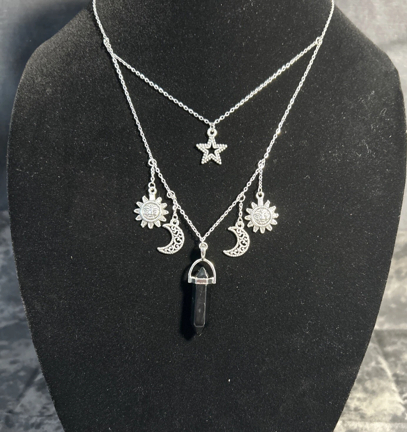 VETEMENTS Collana a strati con ciondolo in cristallo nero