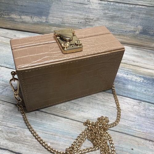 Vegane Leder Clutch Box Tasche hellbraun Krokodilimitat goldfarben Crossbody Kette neu ohne Etikett
