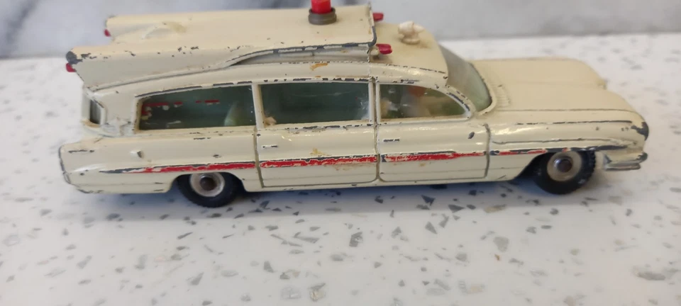 Ambulancia y paciente Dinky 263 Cadillac Superior Criterion. Sin caja Foto 2 de 4
