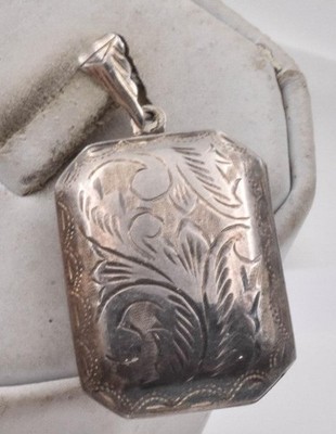 Nachlass Sterlingsilber handgraviert Öffnung Medaillon/Pillendose Anhänger 1,25'' hoch