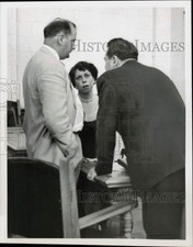 1954 Press Photo James T. Roberts having a discussion in court - lra33748