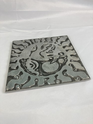 Bandeja de arte solar trivet de aluminio fundido Don Drumm peltre 8" x 8" - Imagen 6 de 9