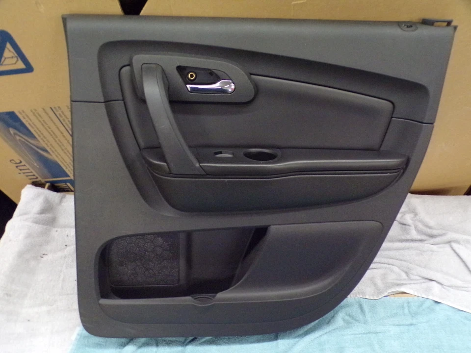 2010 chevy traverse door panel ( passenger rear ) 2010-2017 - Image 2 of 3